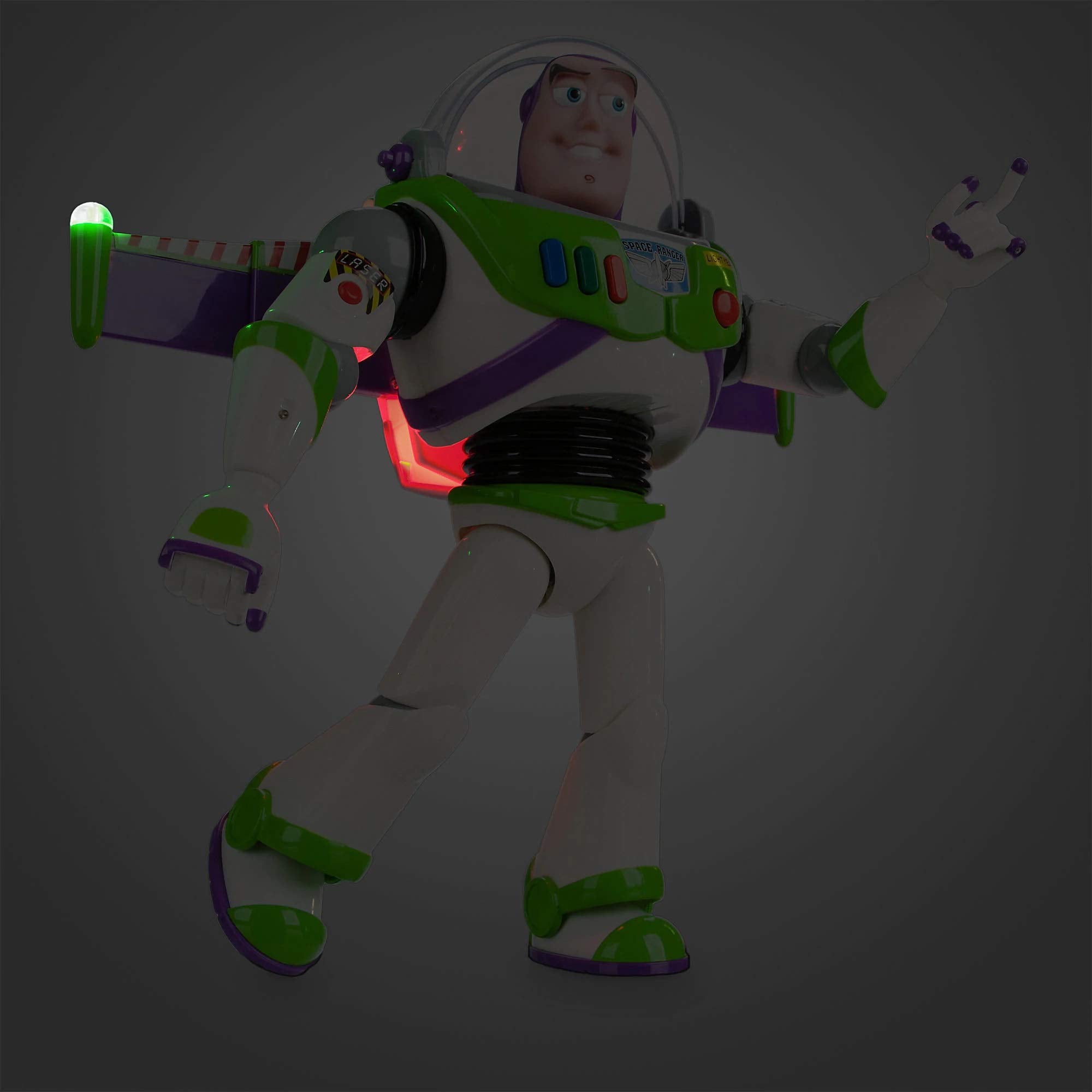 Disney Store primer plano del traje de Buzz Lightyear mostrando pintura y texturas realistas