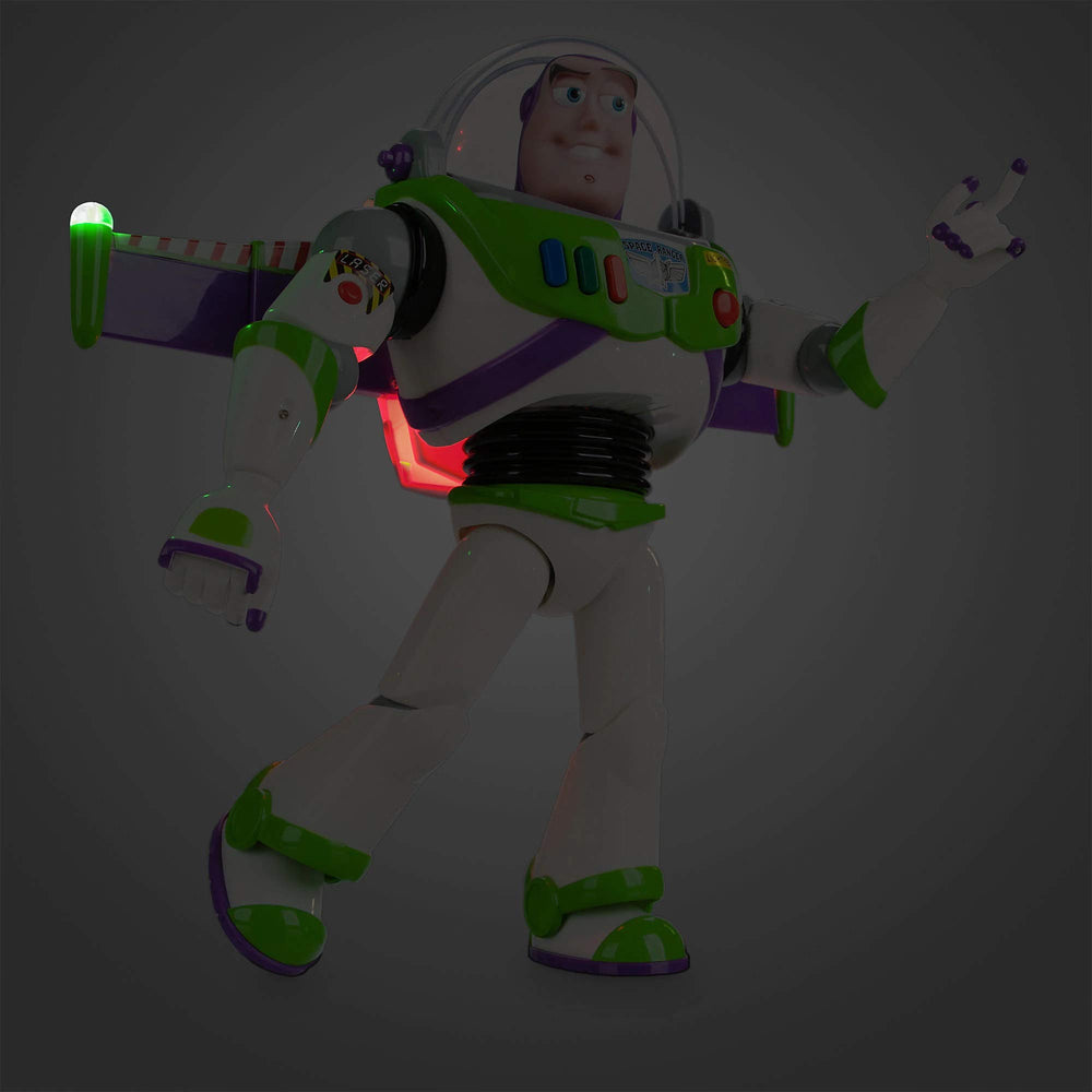 Disney Store primer plano del traje de Buzz Lightyear mostrando pintura y texturas realistas