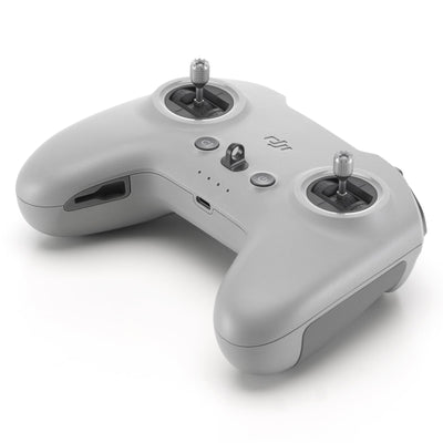 DJI mando frontal mostrando diseño ligero y antena integrada
