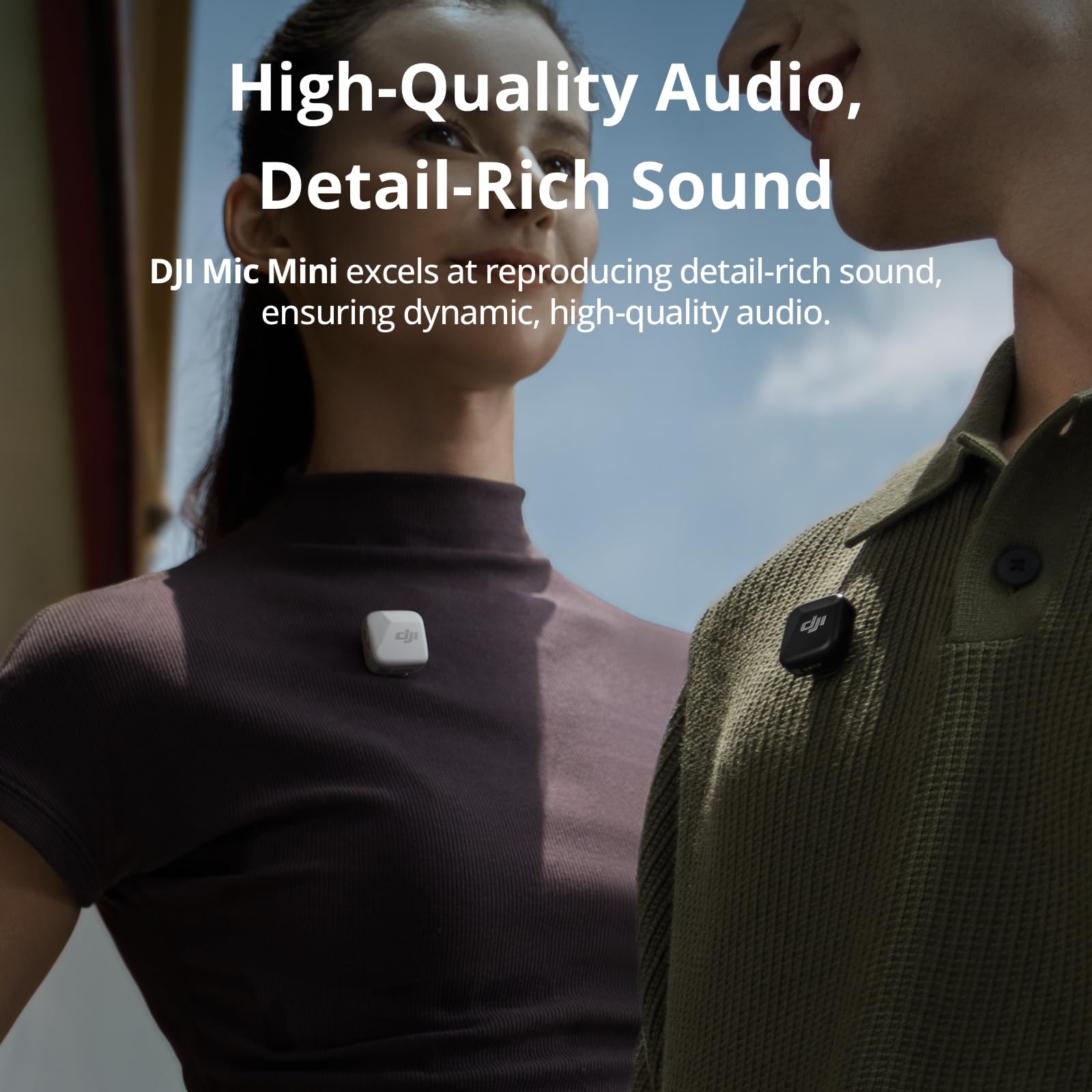 DJI Mic Mini en uso con vlogger, audio claro en exteriores