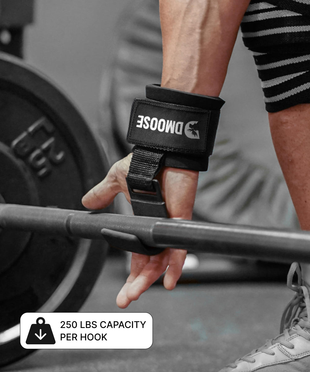 DMoose ganchos asegurando una barra durante un deadlift pesado