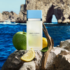 Dolce&Gabbana Light Blue niebla de perfume en el aire para sensación ligera