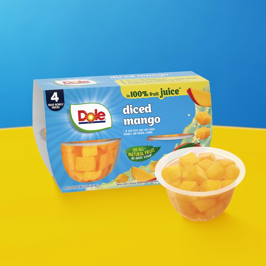 Dole varios vasos apilados guardados en despensa, ahorro espacio