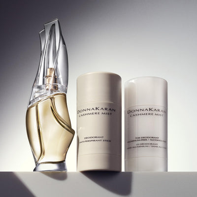 Donna Karan Cashmere Mist aplicación en axila destacando protección y frescura