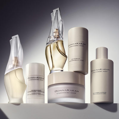 Donna Karan Cashmere Mist junto a otros objetos para comparar tamaño de 1.0 oz