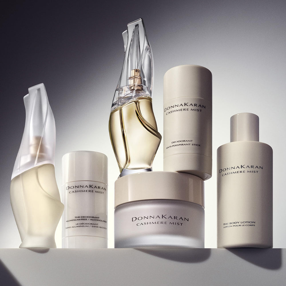 Donna Karan Cashmere Mist junto a otros objetos para comparar tamaño de 1.0 oz