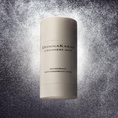 Donna Karan Cashmere Mist parte trasera del envase con instrucciones y tamaño de viaje