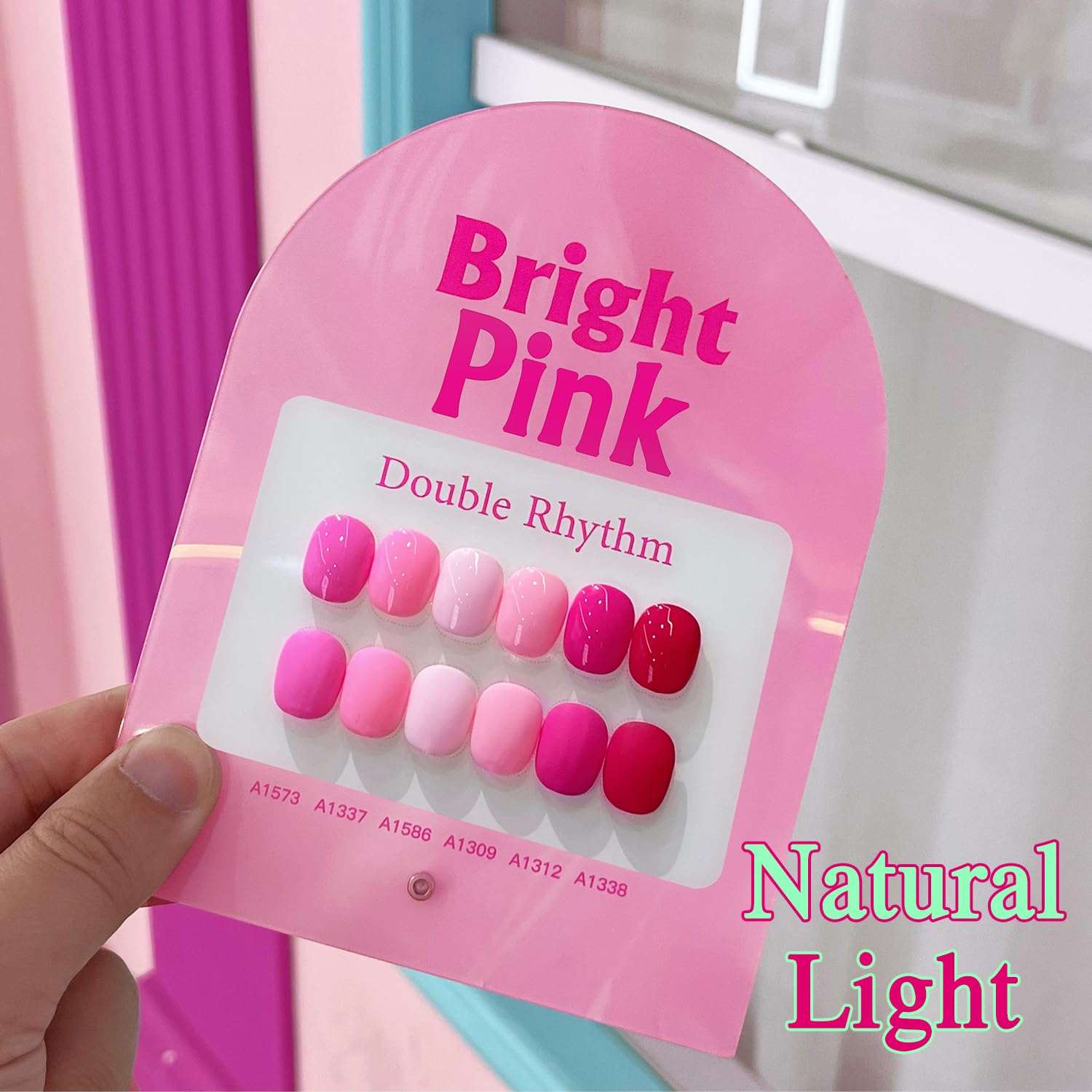 Double Rhythm manicura en uso curada bajo lámpara con acabado brillante