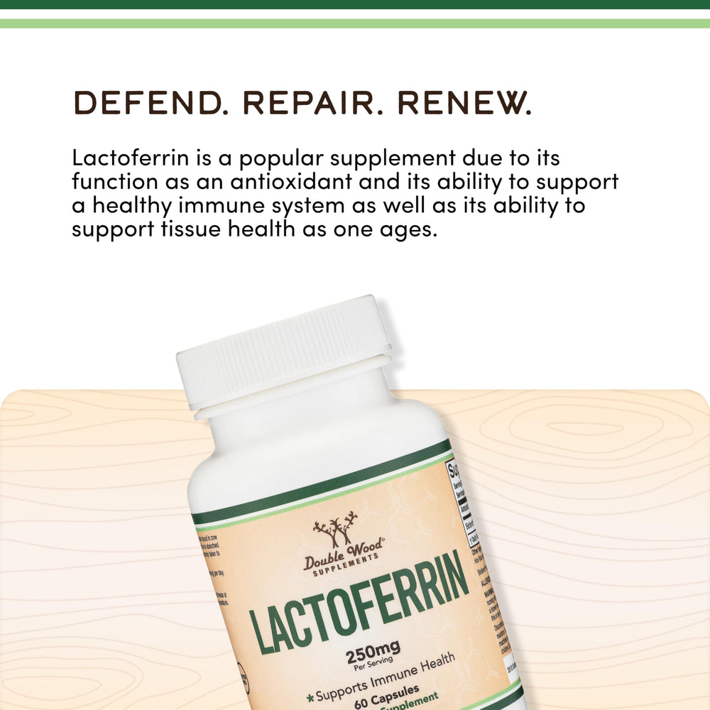 Double Wood Lactoferrin persona sosteniendo cápsula ilustrando fácil consumo