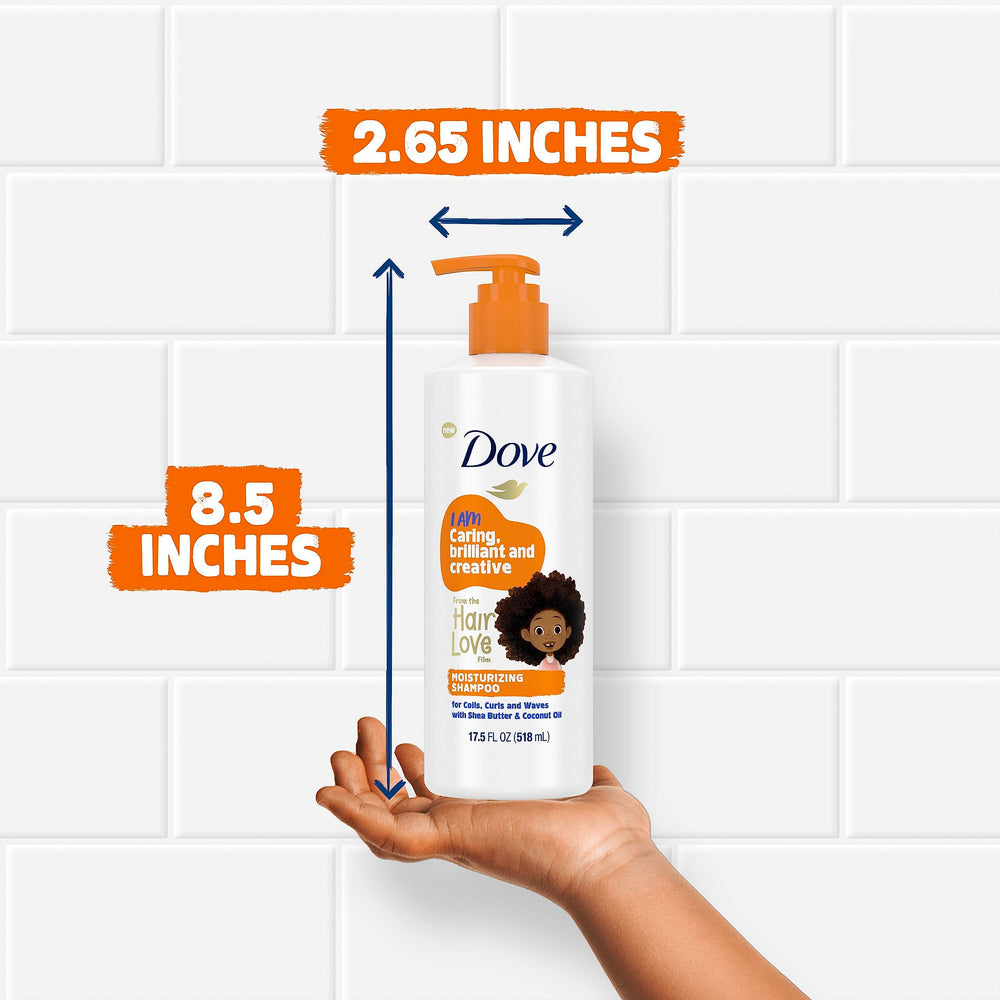 Dove niña con rizos usando el producto que facilita peinado sin lágrimas