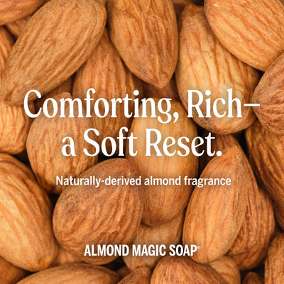 Manos enjabonadas con Dr. Bronner's almendra, sensación hidratante y suave