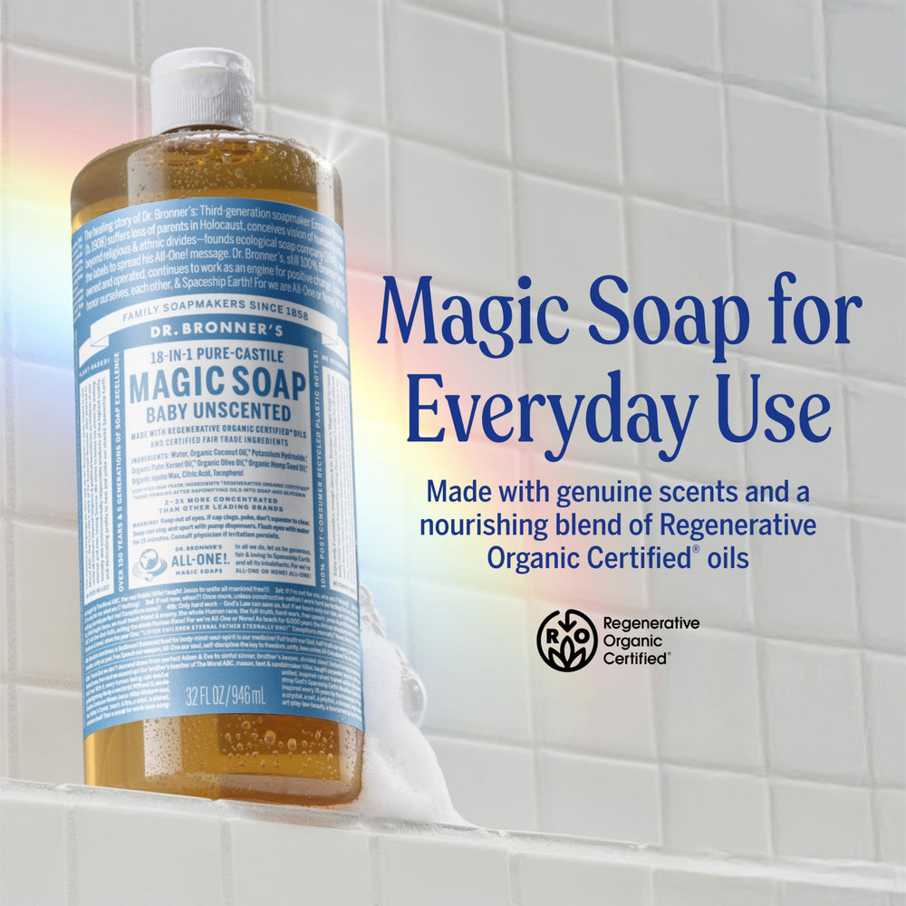 Dr. Bronner's espuma cremosa en mano demostrando limpieza suave y enjuague fácil