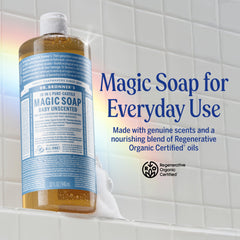 Dr. Bronner's espuma cremosa en mano demostrando limpieza suave y enjuague fácil