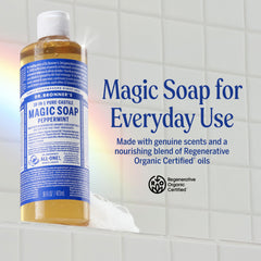 Dr. Bronner's primer plano de la textura espumosa que evidencia limpieza eficaz