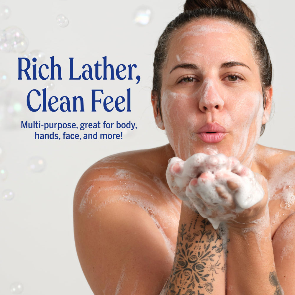 Dr. Bronner's uso en la ducha mostrando espuma fresca y enjuague rápido