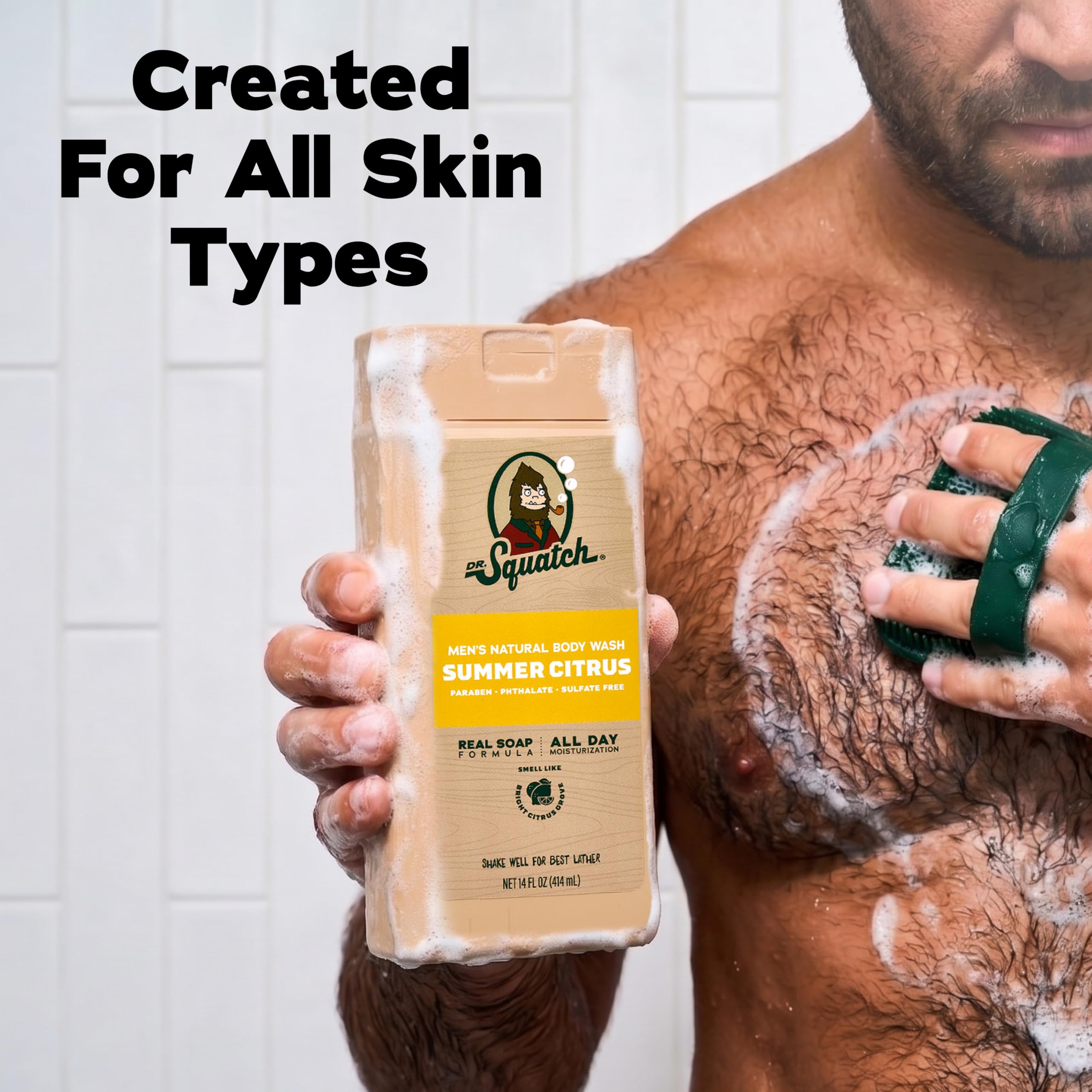 Dr. Squatch botella en mano para mostrar tamaño práctico 14 oz