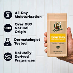 Dr. Squatch gel de ducha en uso por hombre, lavado eficaz y fresco