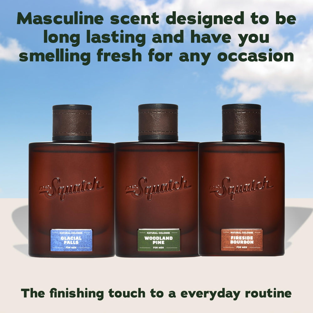 Dr. Squatch frasco sobre sendero boscoso que sugiere aroma amaderado natural