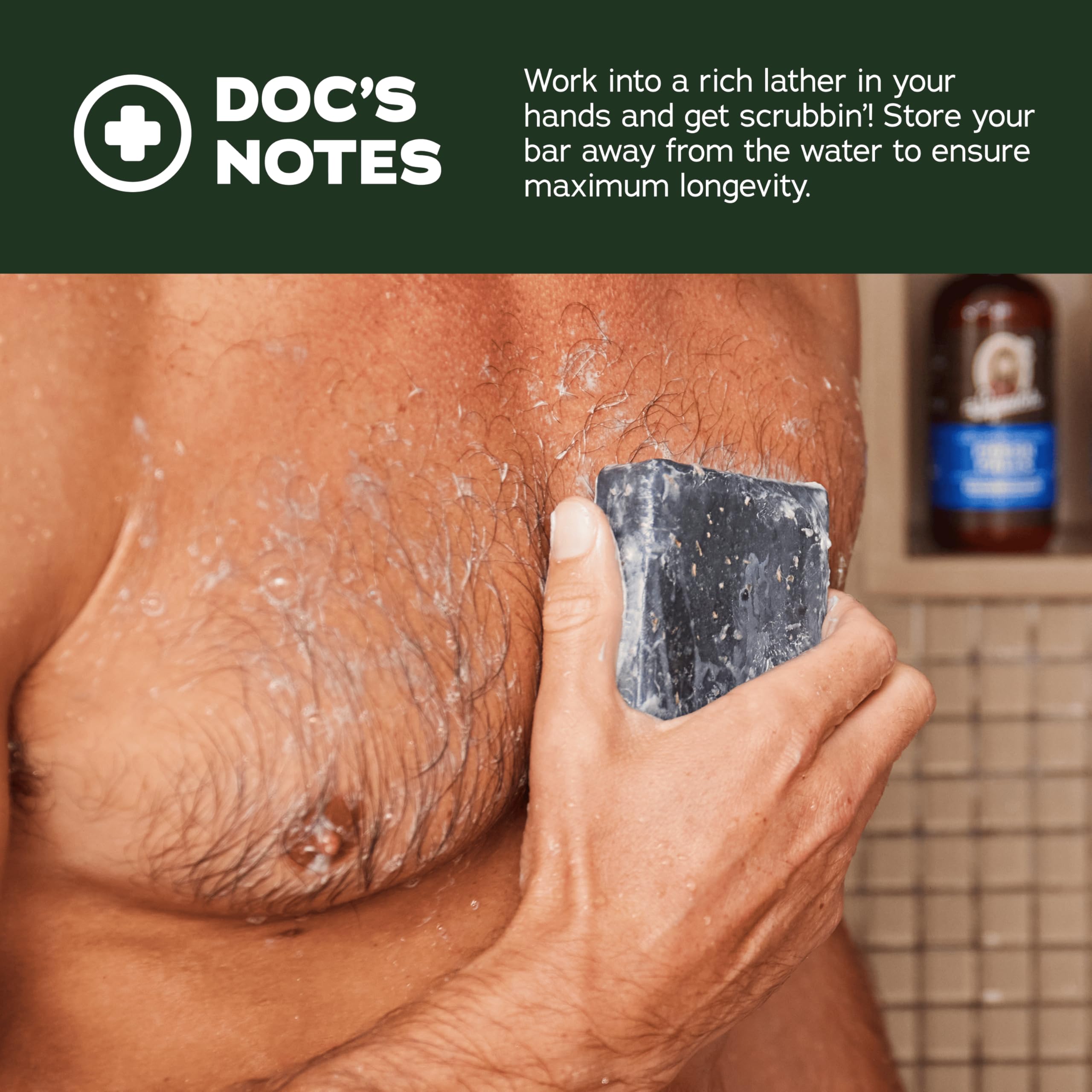 Hombre usando Dr. Squatch en la ducha para una sensación fresca