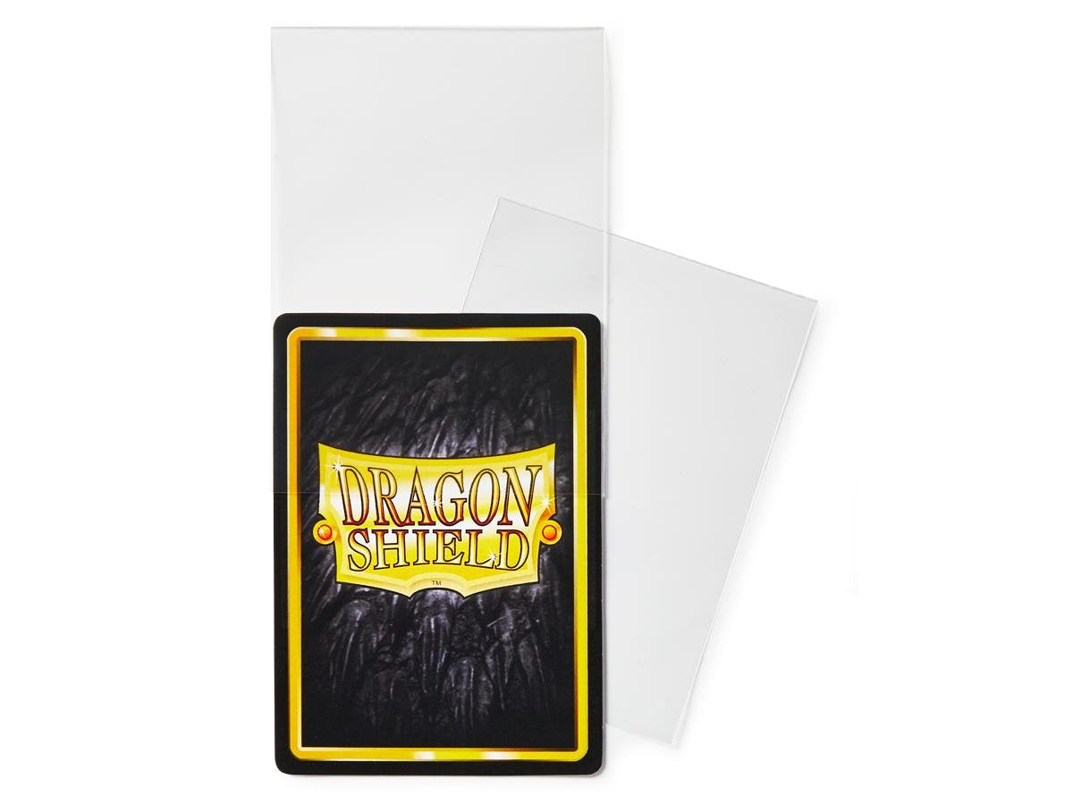 Dragon Shield fundas Perfect Fit en uso protegiendo carta en mazo