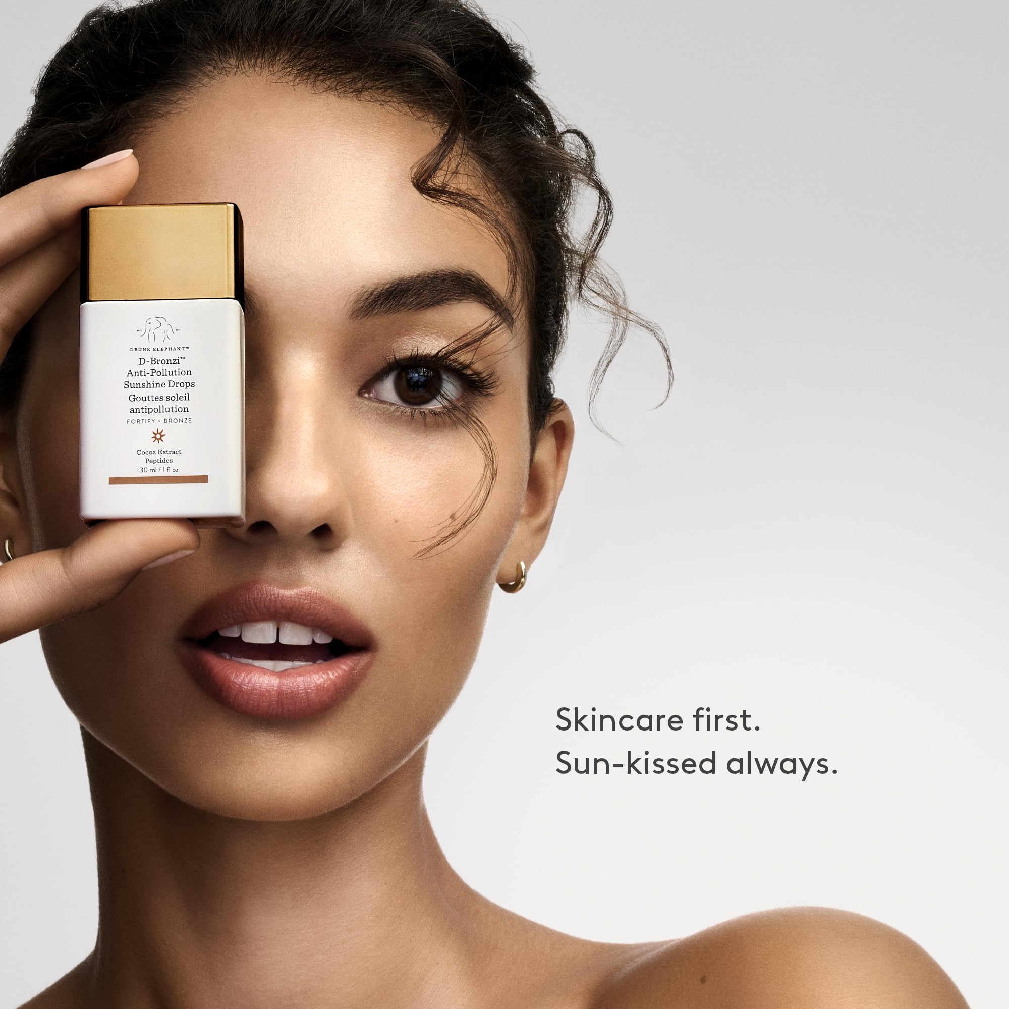 Drunk Elephant D-Bronzi junto a una regla para mostrar tamaño 30 ml