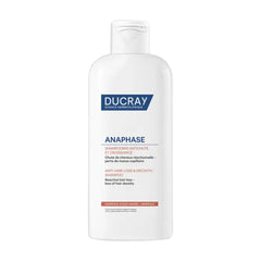 Ducray Anaphase textura cremosa en la mano, muestra hidratación y fácil aplicación