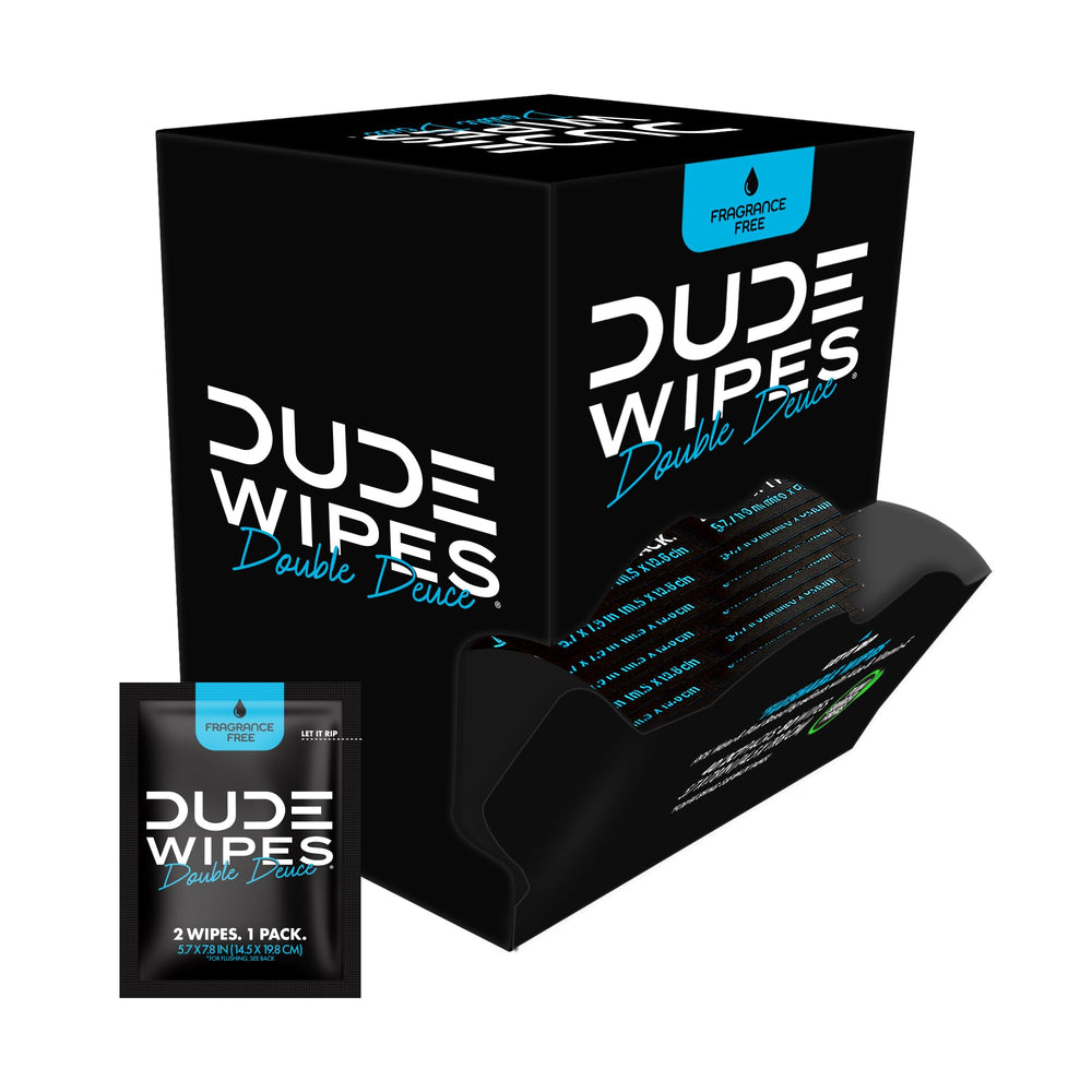 DUDE Wipes paquete abierto mostrando toallita lista para usar y transporte fácil
