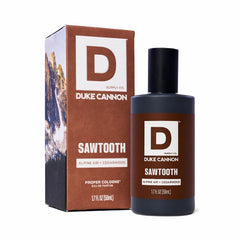 Duke Cannon botella frente mostrando diseño apothecary y aspecto robusto