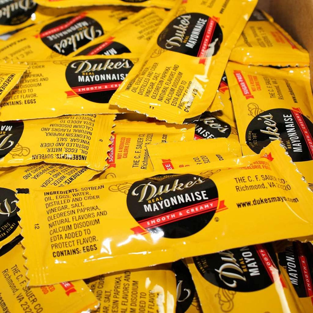 DUKE'S sobre junto a cubiertos para comparar tamaño y control de porción