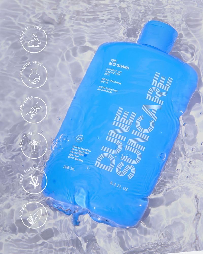 DUNE SUNCARE producto en mano en playa, protección y acabado invisible