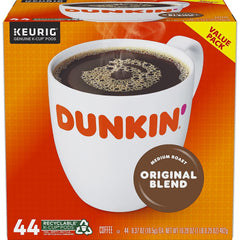 Dunkin' cápsula en máquina Keurig preparando café de forma rápida y práctica