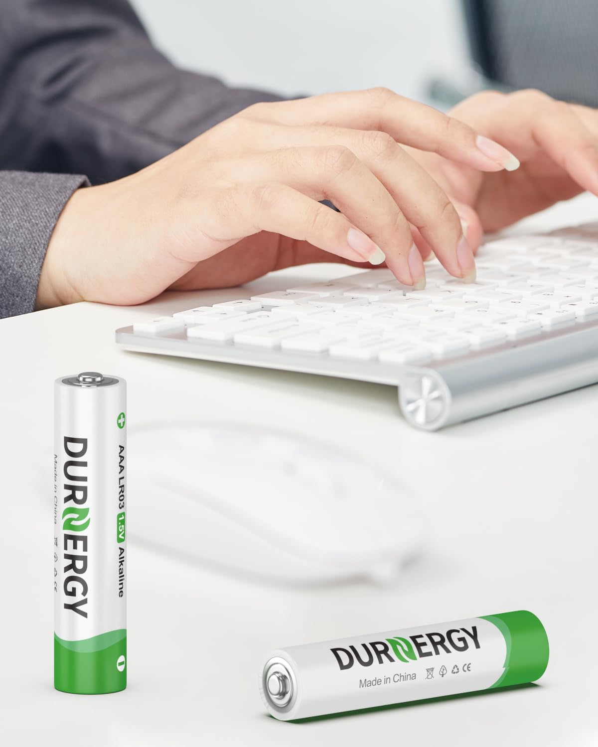 DURNERGY pila alimentando linterna en uso nocturno, luz constante