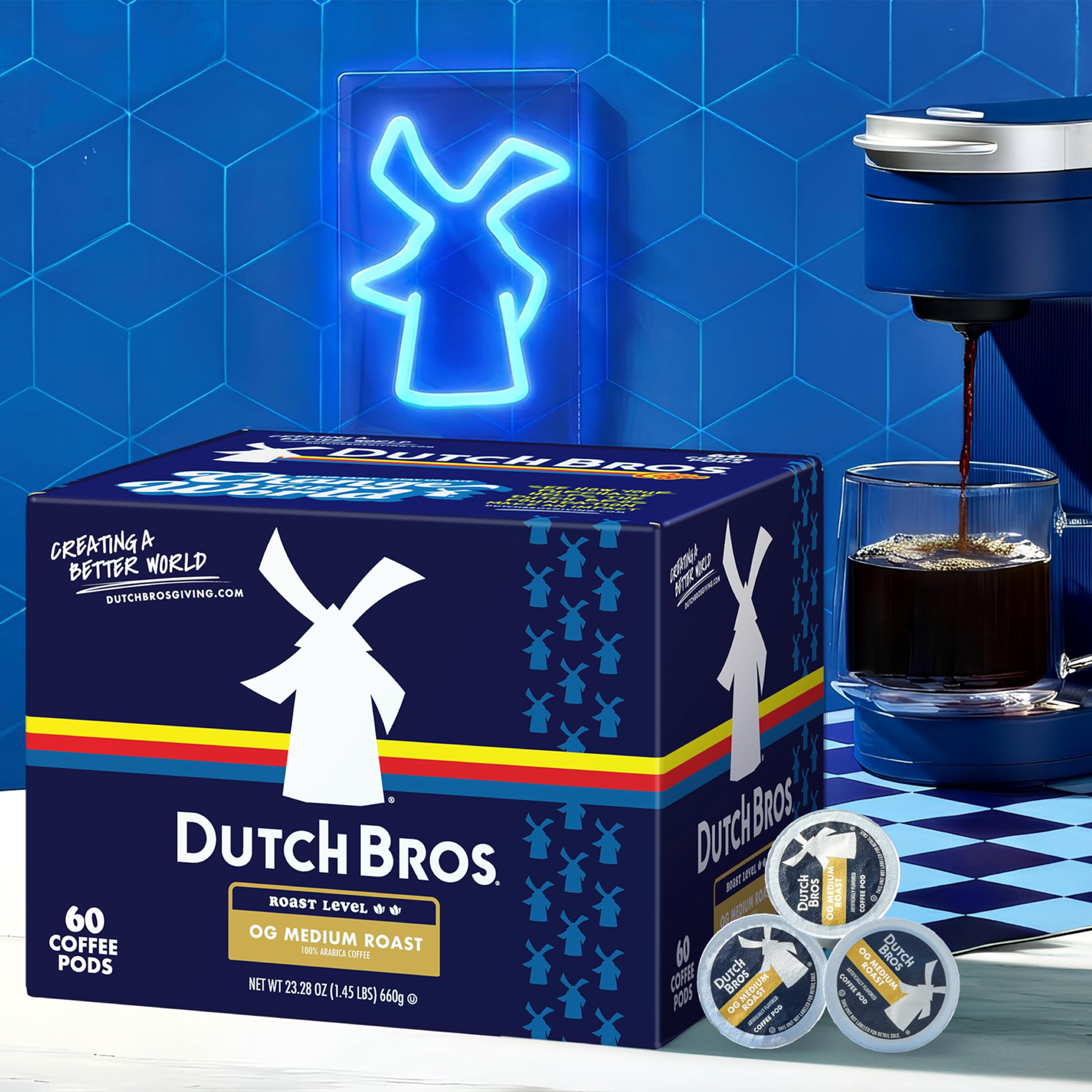 Dutch Bros cápsula en mano para comparar tamaño y facilidad