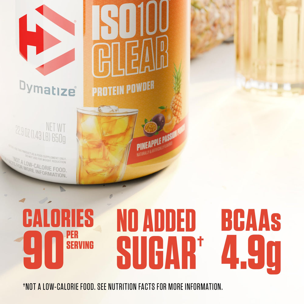 Dymatize ISO100 Clear polvo vertiéndose para mostrar textura ligera y solubilidad