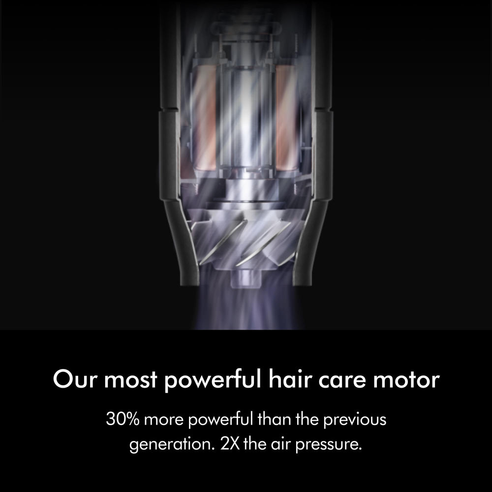 Dyson Airwrap comparación de tamaño en mano para mostrar ligereza y control