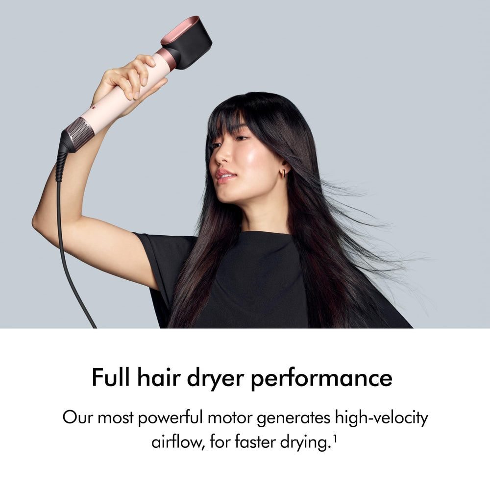 Dyson Airwrap cabello con rizos definidos demostrando cuerpo y brillo