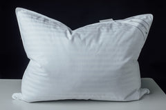 Eastwarmth almohada vista frontal mostrando forma y color blanco rayas, confort visible