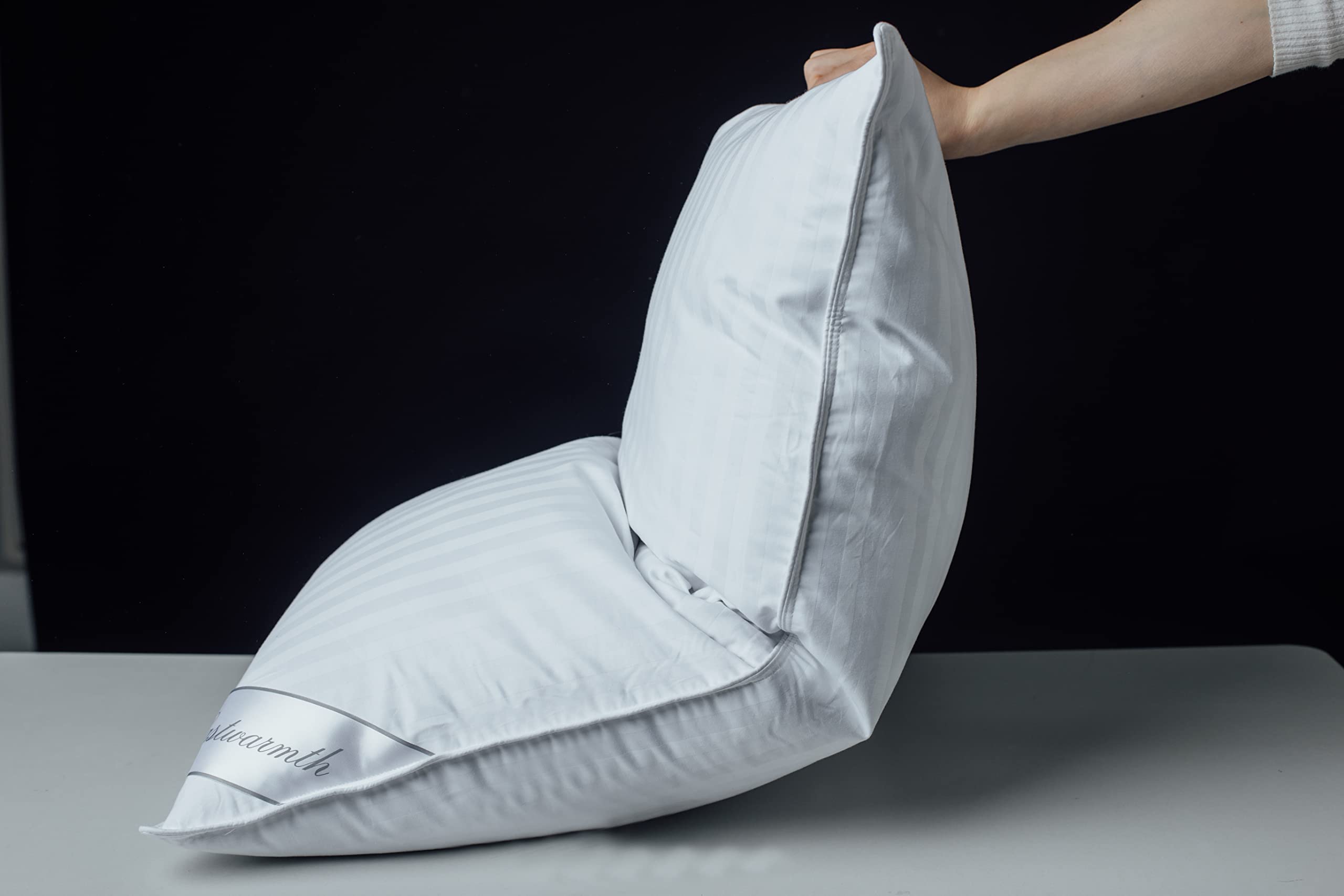 Eastwarmth almohada en cama ambientada demostrando soporte y aspecto acogedor