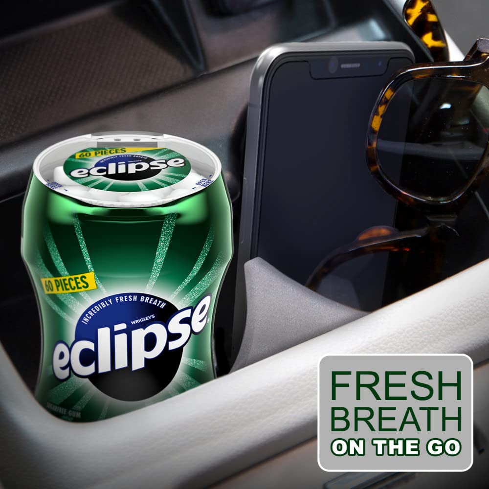 ECLIPSE persona masticando chicle para aliento fresco al instante