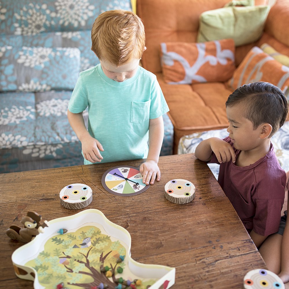 Educational Insights niños jugando con la pinza y bellotas mejorando coordinación