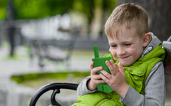 eKids walkie talkies en uso al aire libre fomentando aventuras