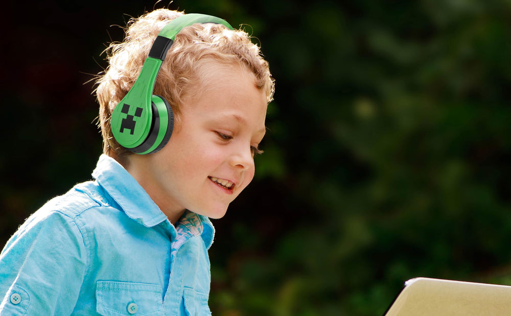 eKids auriculares en uso con tablet, facilitan aprendizaje y ocio