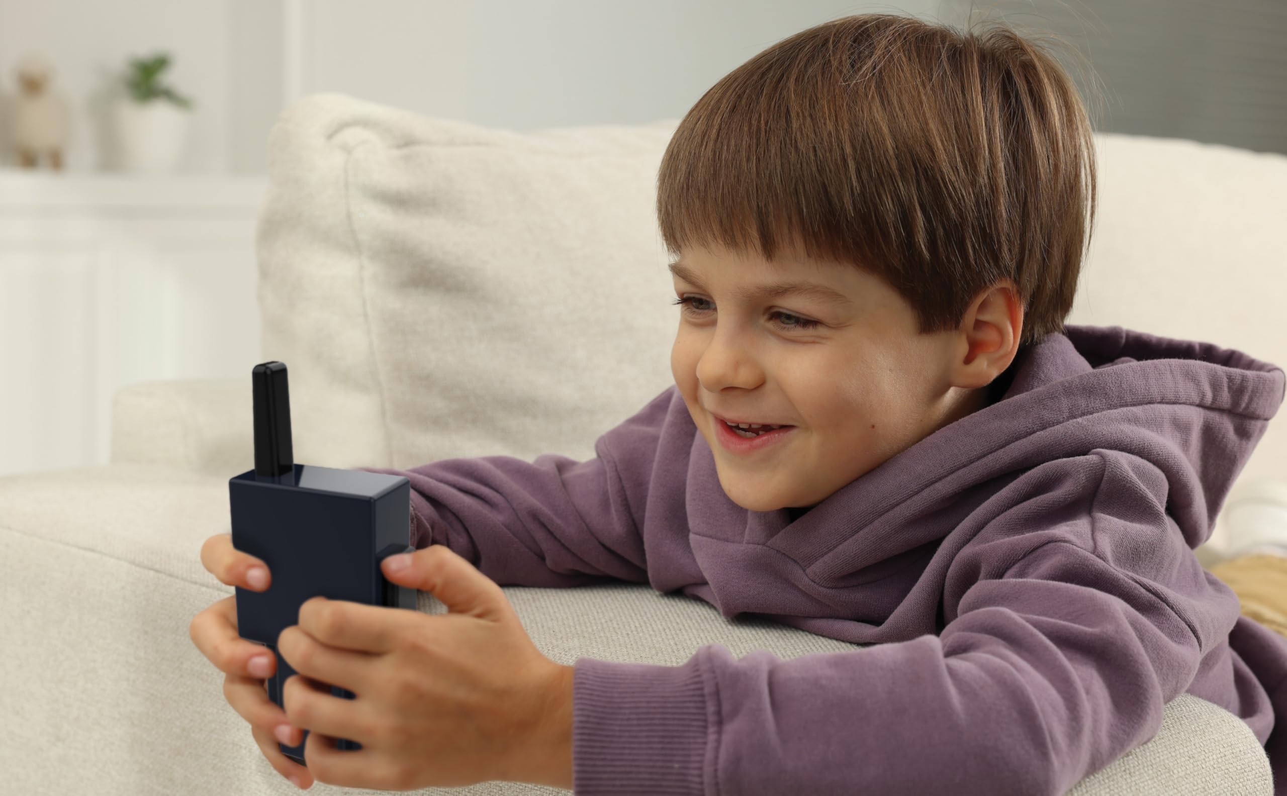 eKids niño usando walkie talkie para comunicarse y jugar