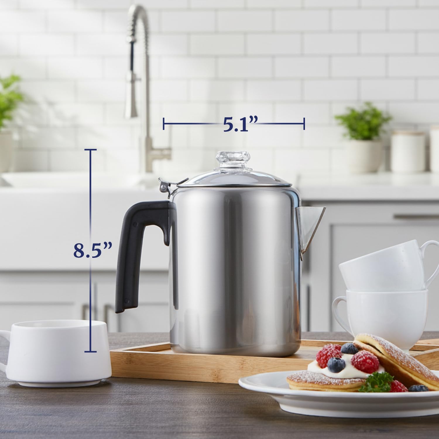 Elite Gourmet vertido de café sin goteo demostrando el pico de precisión y servicio limpio