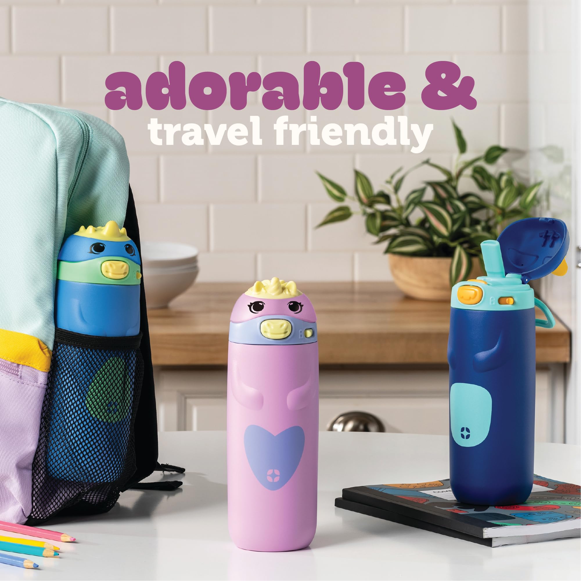 Ello Ellies junto a una mano infantil para mostrar tamaño compacto
