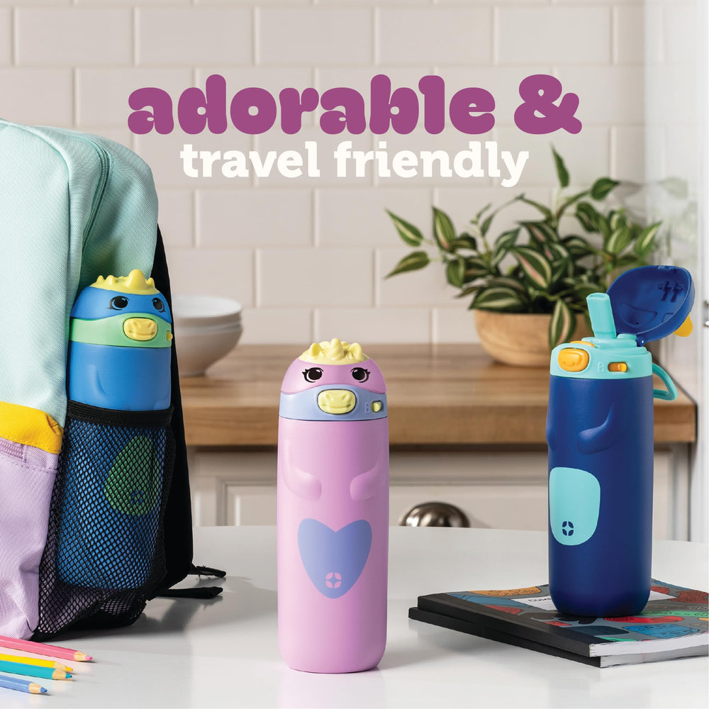 Ello Ellies junto a una mano infantil para mostrar tamaño compacto