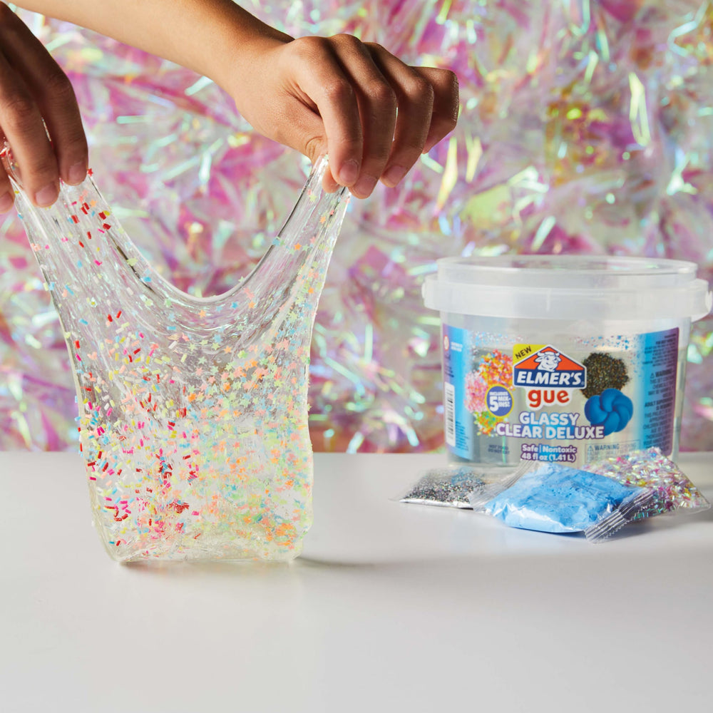 Estrellas fluorescentes dentro del slime Elmer's brillando en la oscuridad para juegos nocturnos