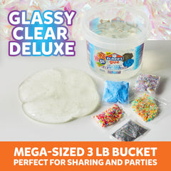 Manos mezclando arcilla con Elmer's para crear butter slime suave y fácil de moldear