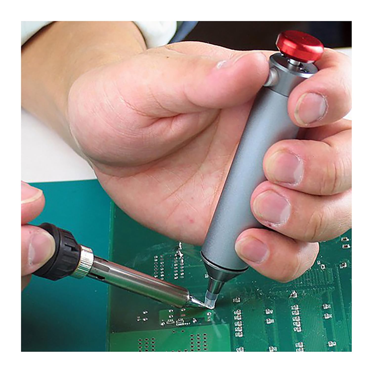ENGINEER SS-03 en uso sobre placa electrónica mostrando extracción eficiente de estaño