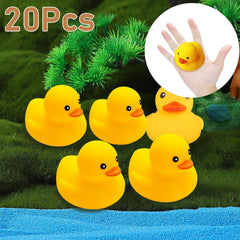 Ensbelei varios patitos flotando en baño para diversión acuática